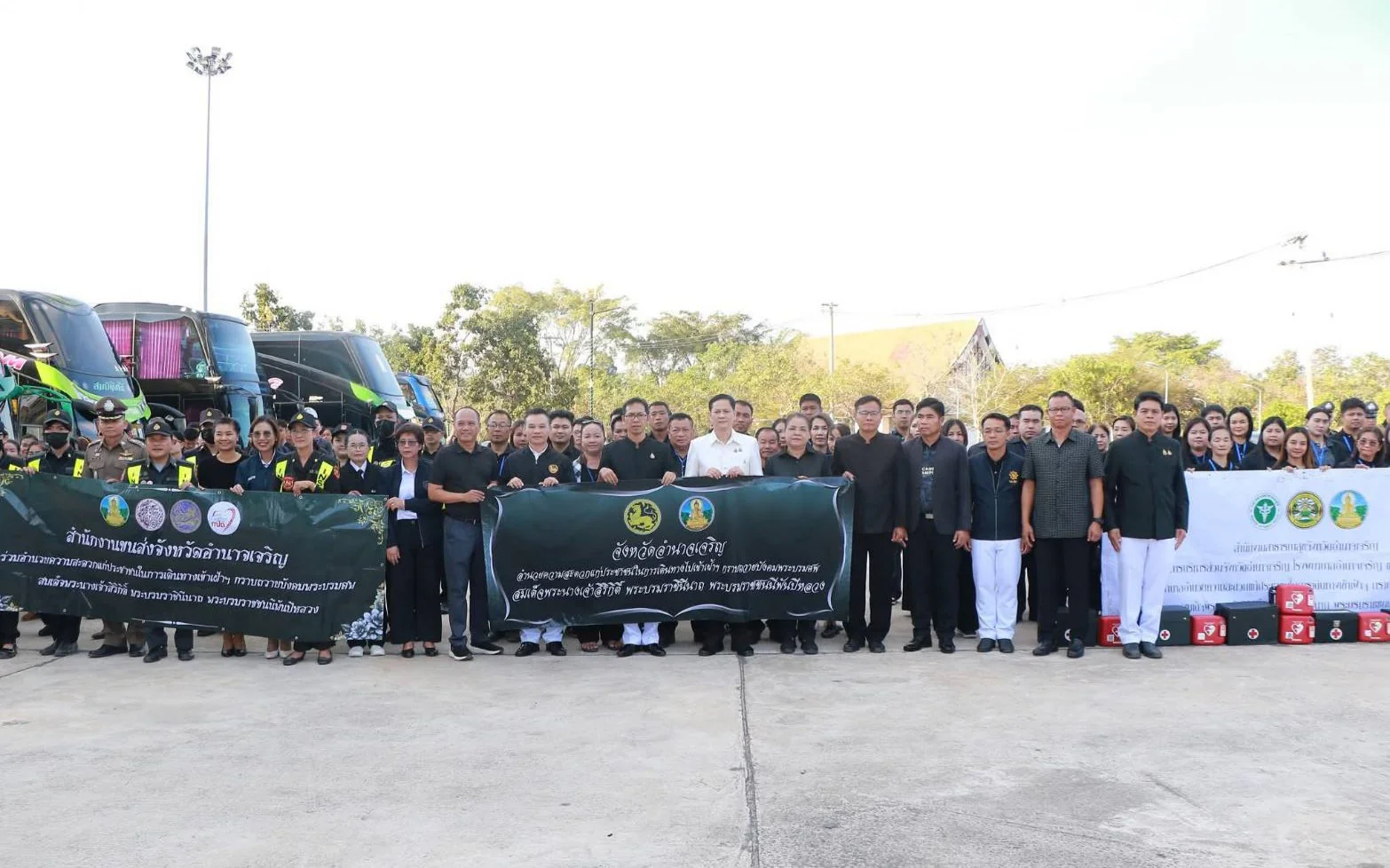 พิธีปล่อยแถวขบวนรถอำนวยความสะดวกแก่ประชาชนในการเดินทางไปเข้าเฝ้าฯ กราบถวายบังคมพระบรมศพ สมเด็จพระนางเจ้าสิริกิติ์ พระบรมราชินีนาถ   พระบรมราชชนนีพันปีหลวง 