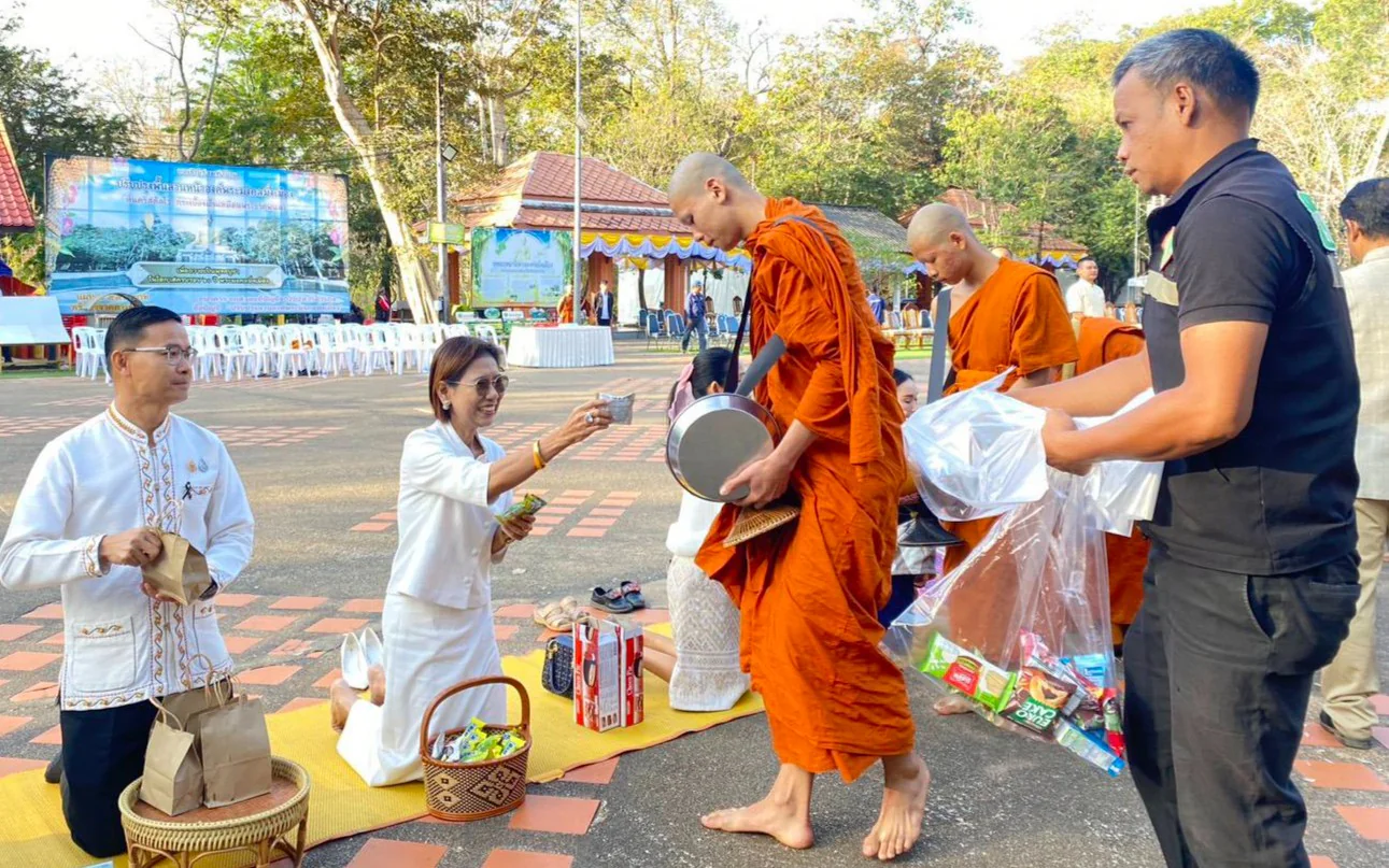 พิธีตักบาตรเนื่องในวันมาฆบูชา ขึ้น15 ค่ำ เดือน 3 และมอบทุนการศึกษา แก่พระภิกษุ สามเณร และนักเรียน งานนมัสการพระมงคลมิ่งเมือง ครบรอบ 60 ปี           ประจำปี